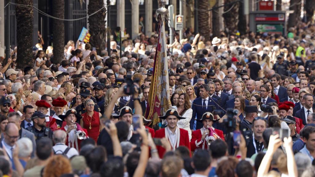 María José Catalá porta la Senyera en la procesión cívica del 9 d'Octubre