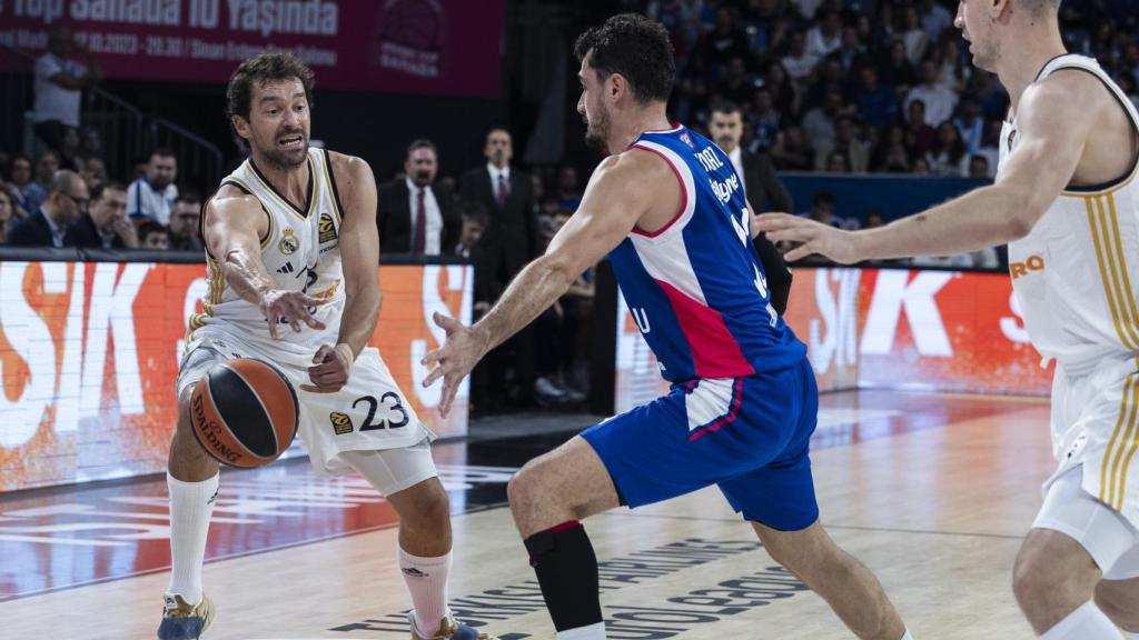 Sergio Llull realiza un pase durante el Anadolu Efes - Real Madrid.