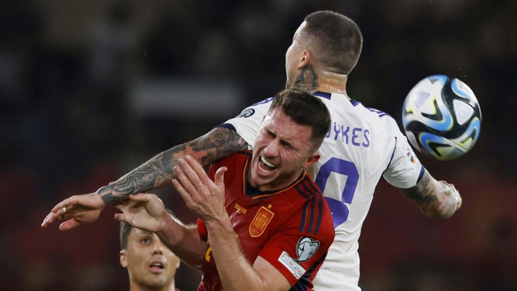 Laporte pelea un balón por alto