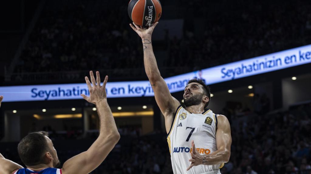 Facundo Campazzo anota una canasta frente al Anadolu Efes.