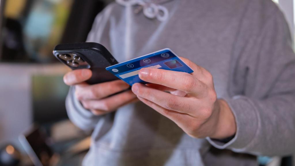 Un hombre pagando con su tarjeta