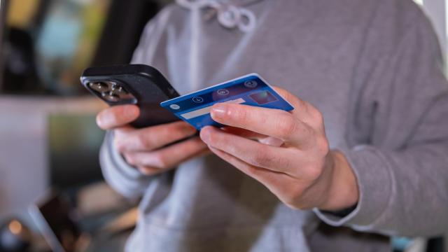 Un hombre pagando con su tarjeta