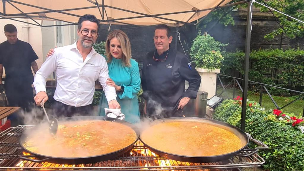La consellera de Turismo, Nuria Montes, junto al cocinero Quique Dacosta.