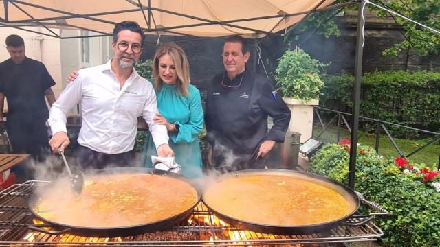 La consellera de Turismo, Nuria Montes, junto al cocinero Quique Dacosta.