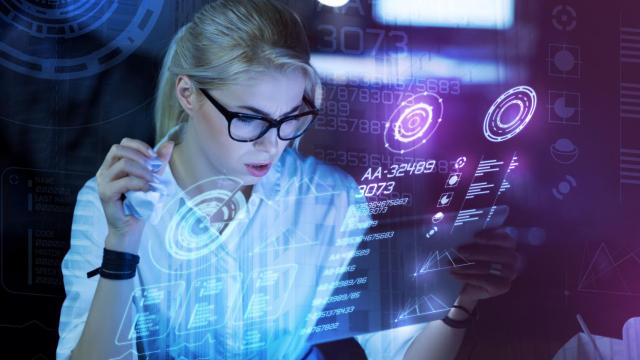 Una mujer en su trabajo como programadora, en una imagen de archivo.
