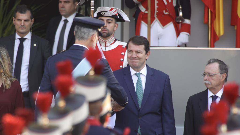 El presidente de la Junta, Alfonso Fernández Mañueco, asiste a la celebración del Día de la Fiesta Nacional con el acto de homenaje a la Bandera Nacional y el desfile militar que presiden sus majestades los reyes, don Felipe y doña Letizia, junto a su alteza real la princesa de Asturias