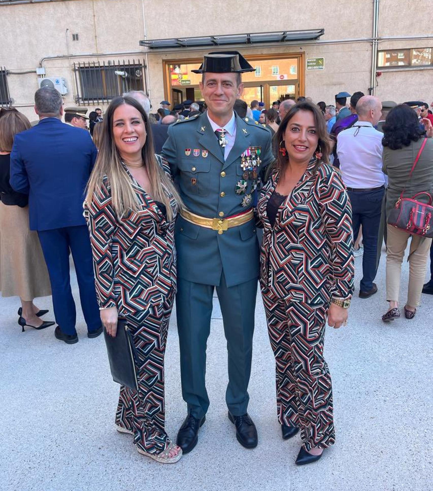 La alcaldesa de Palencia, Miriam Andrés, junto a la invitada que ha asistido al acto-homenaje a la Guardia Civil vestida igual que ella