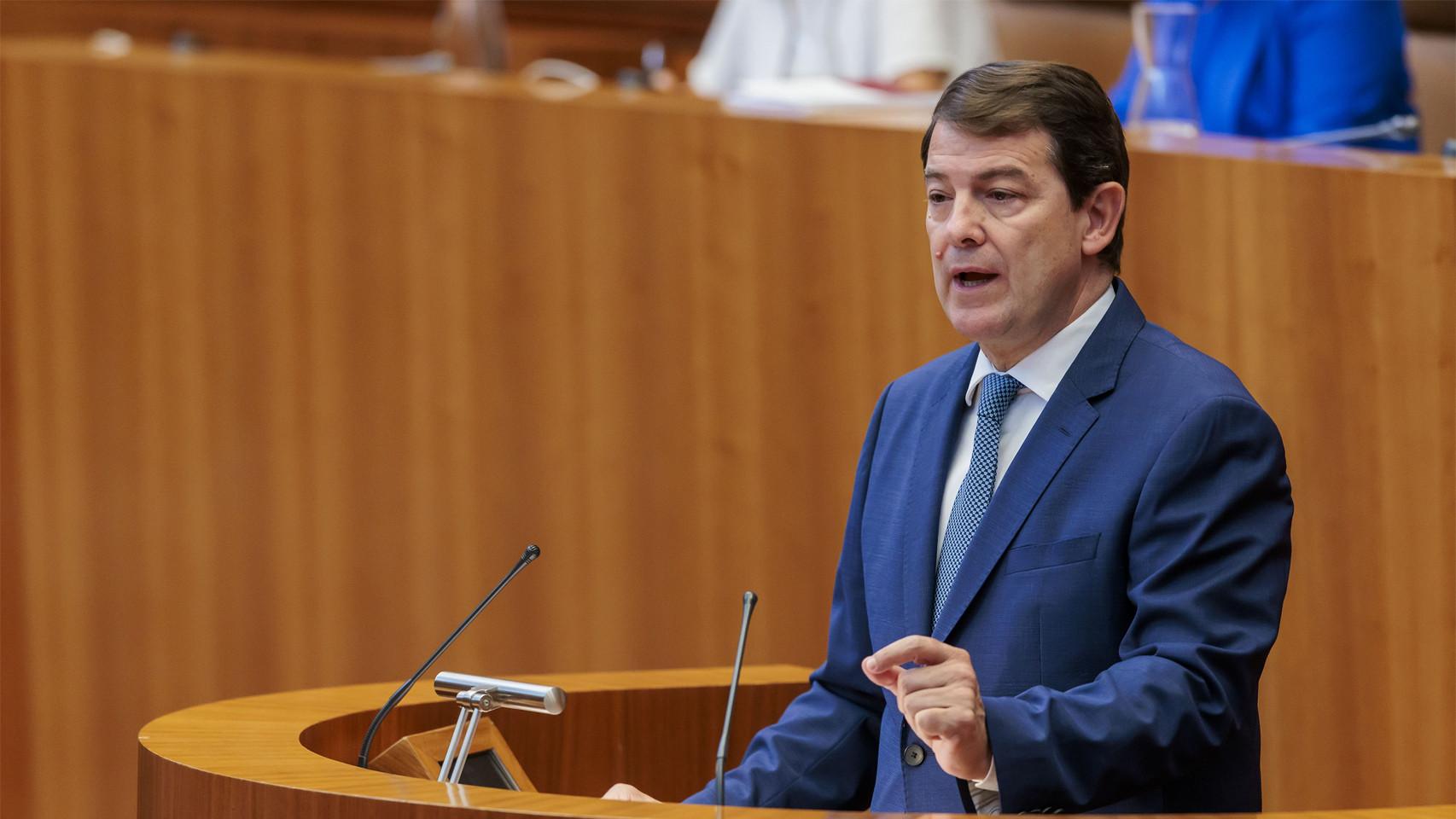 El presidente de la Junta, Alfonso Fernández Mañueco, durante su intervención en un pleno de las Cortes.