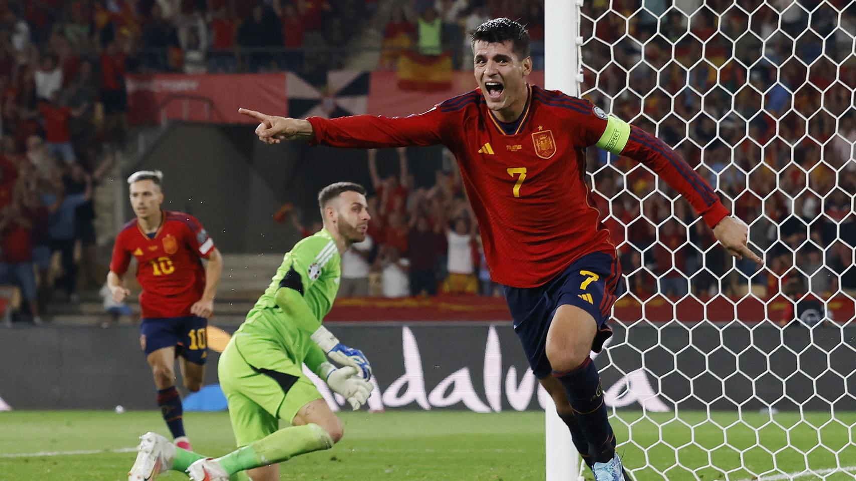 Alvaro Morata celebra el 1-0 ante Escocia