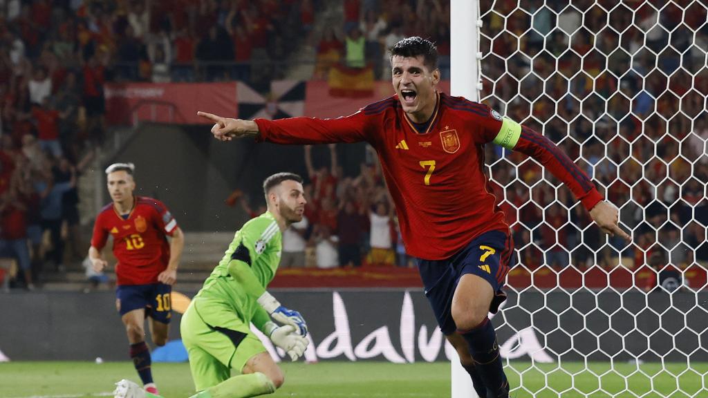 Alvaro Morata celebra el 1-0 ante Escocia