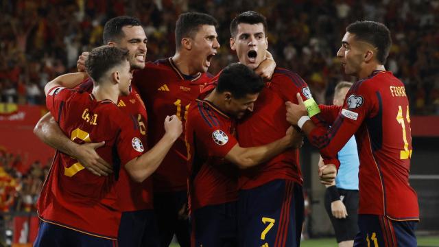 Los jugadores de la Selección celebran un gol de Morata.