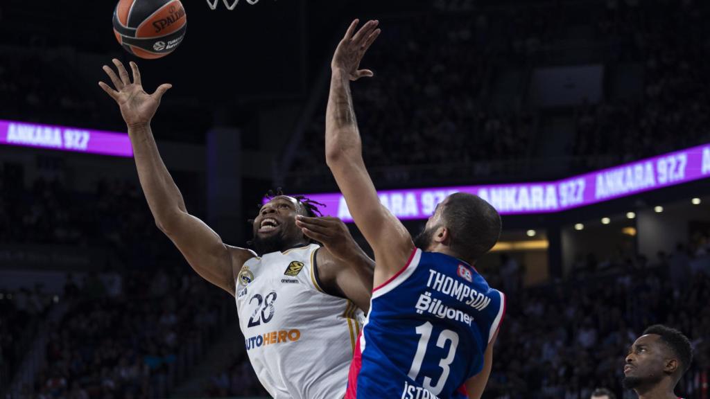 Guerschon Yabusele anota una canasta en el Anadolu Efes - Real Madrid.
