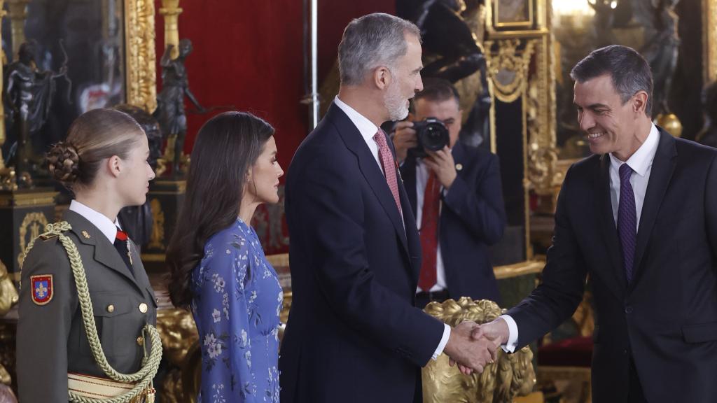 El rey Felipe VI saluda a Pedro Sánchez en el Palacio Real.