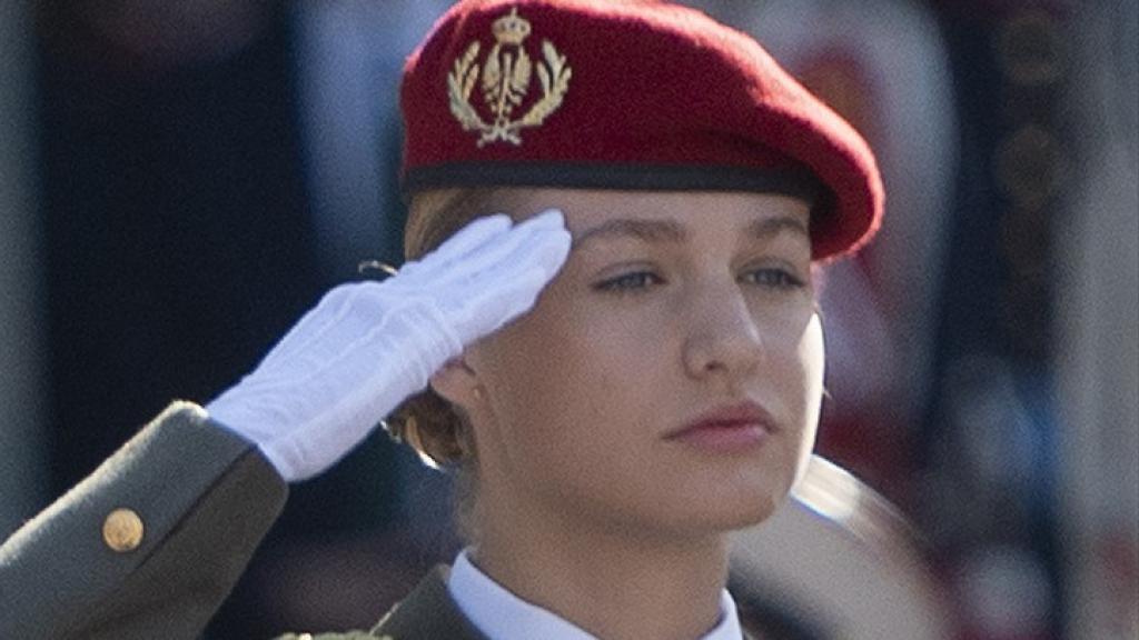 Felipe VI y la Princesa Leonor, en posición de saludo, este jueves en el desfile de la Fiesta Nacional.