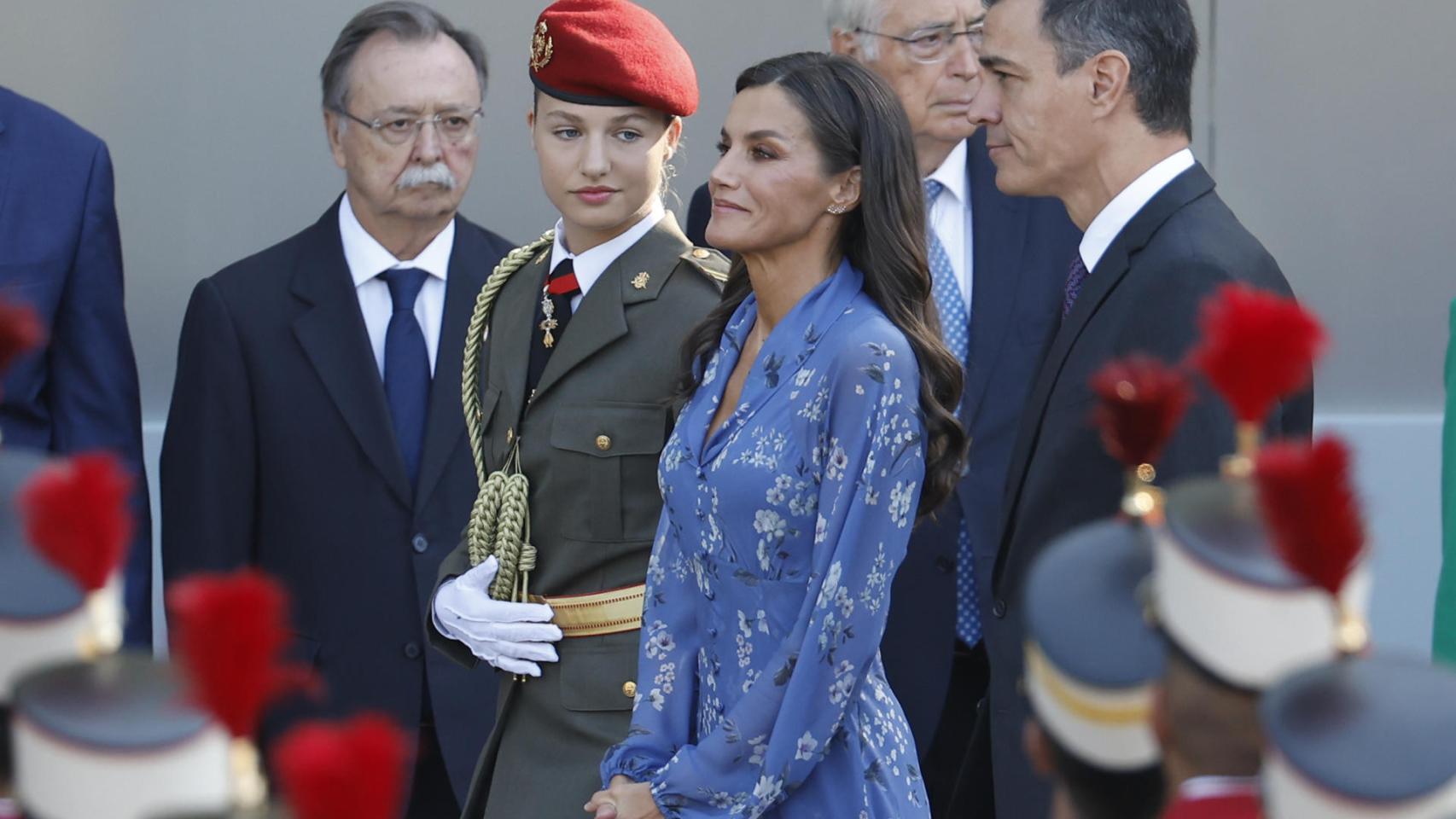 La princesa de Asturias, Leonor (i-d), la reina Letizia, y el presidente del Gobierno, Pedro Sánchez