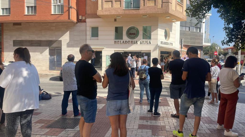 Hay más de 200 personas en la puerta de la heladería Inma este mediodía.