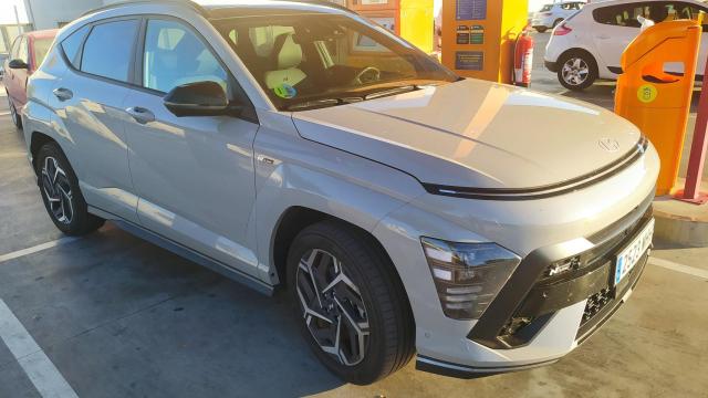 Momento del repostaje en la gasolinera low cost de Plenoil.