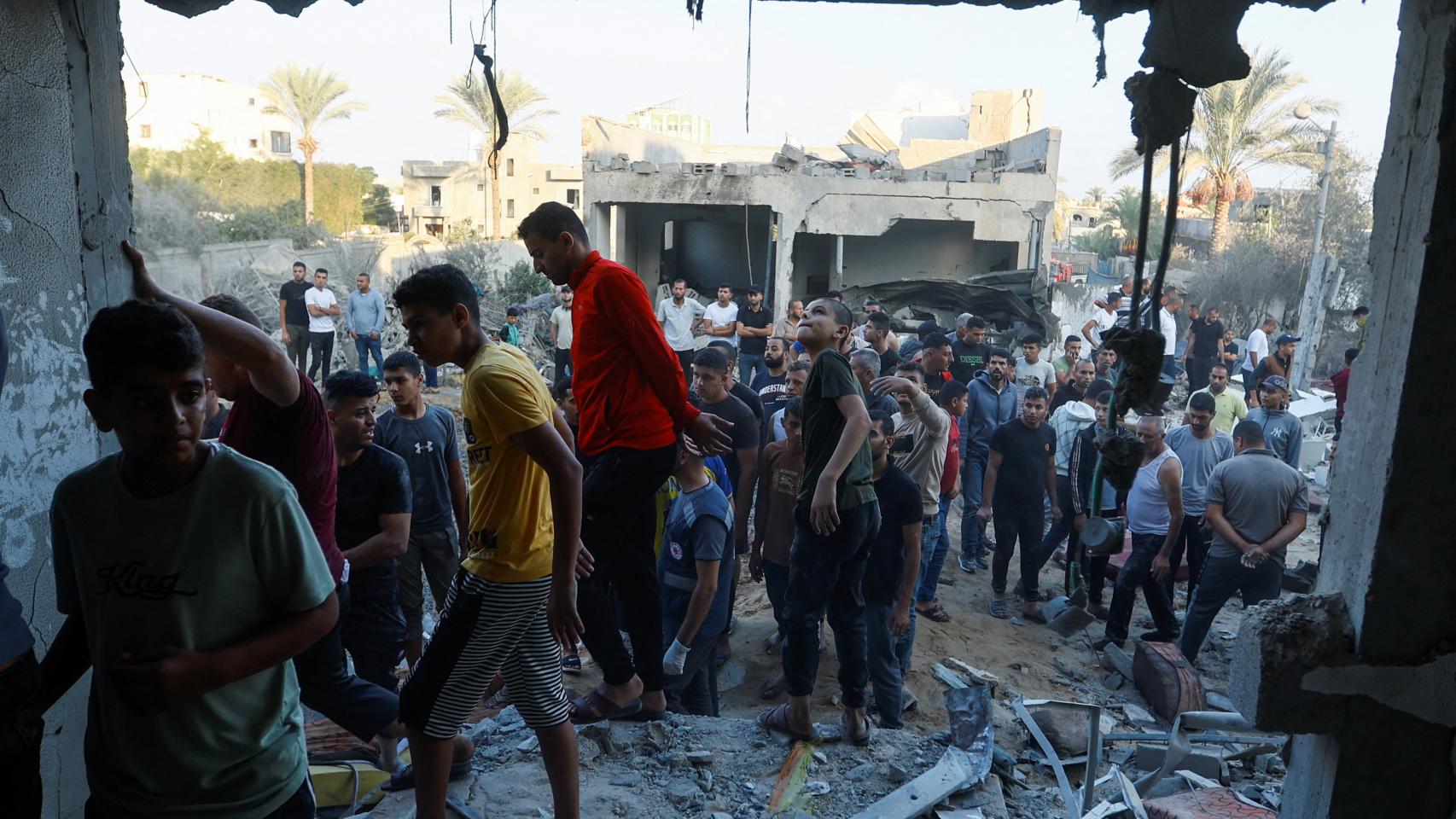 Un grupo de palestinos busca supervivientes tras un ataque de Israel