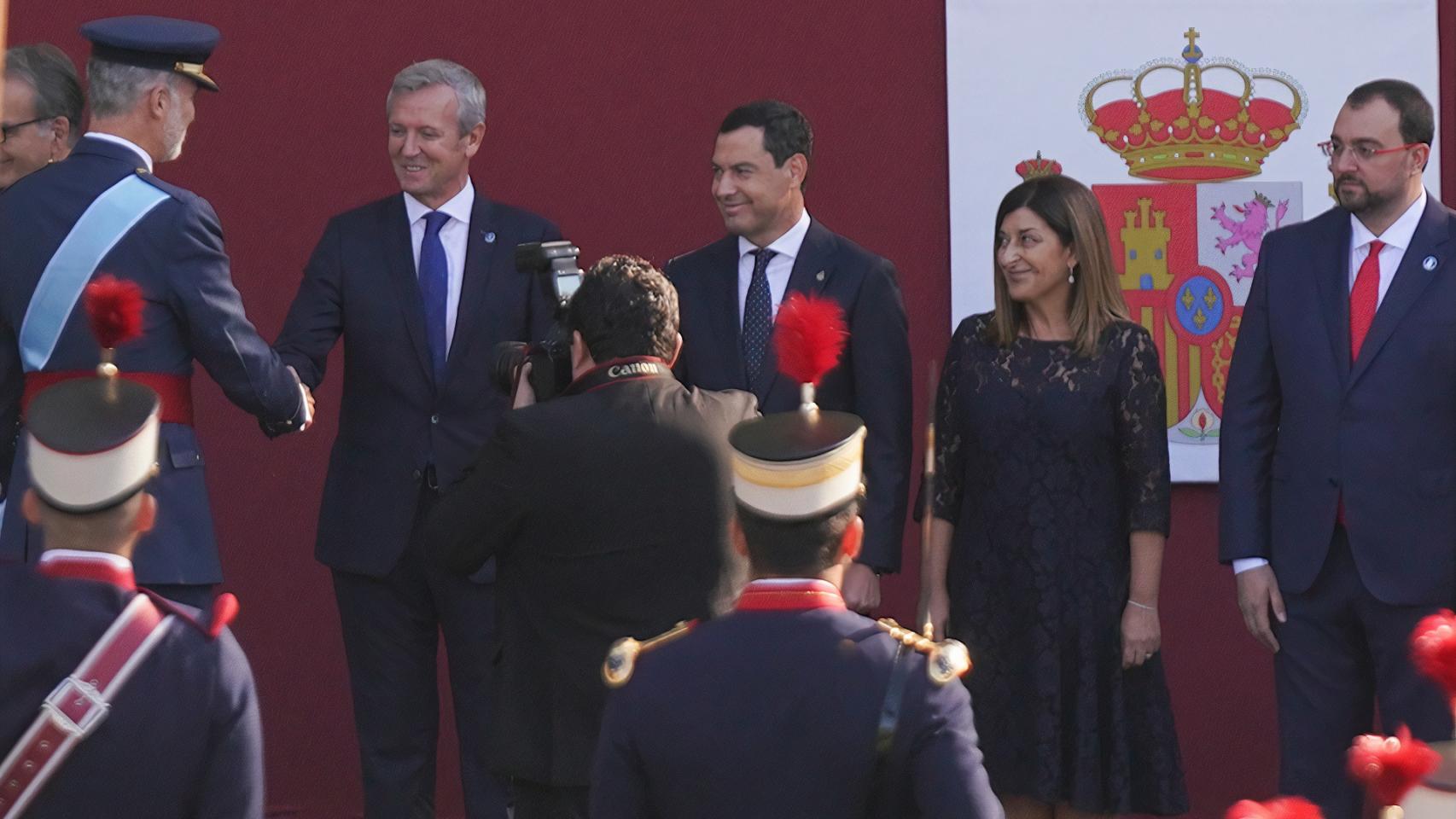 Felipe VI saluda al mandatario gallego.