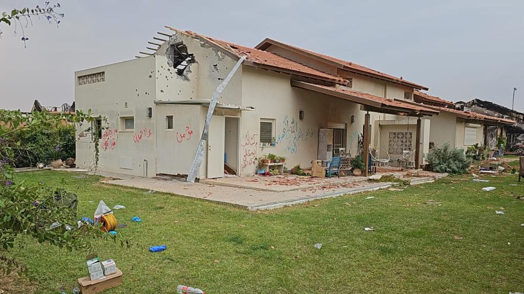 Una casa en Beeri profanada con graffitis en árabe, cedida por Itzik.