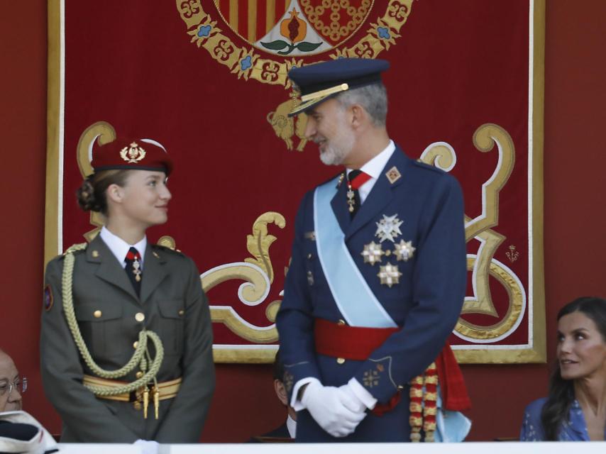 El Rey y su hija, durante el desfile.
