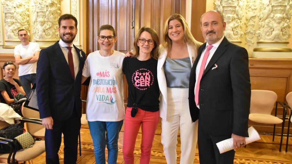 Rodrigo Nieto y Alberto Toquero, a los extremos. En el centro, Alicia, Lorena y Raquel Alonso