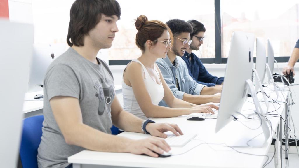 Estudiantes de Cesur en una clase.
