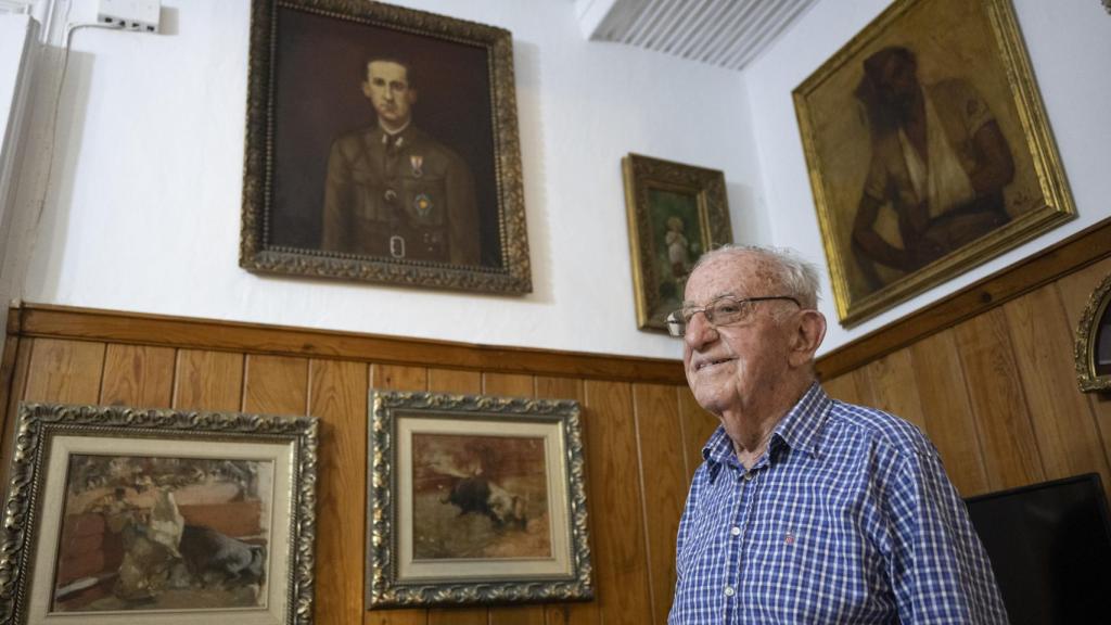 Sevillano, junto al cuadro de su padre, Ángel, laureado con la Cruz de San Fernando en la II República y asesinado un año después en Paracuellos.