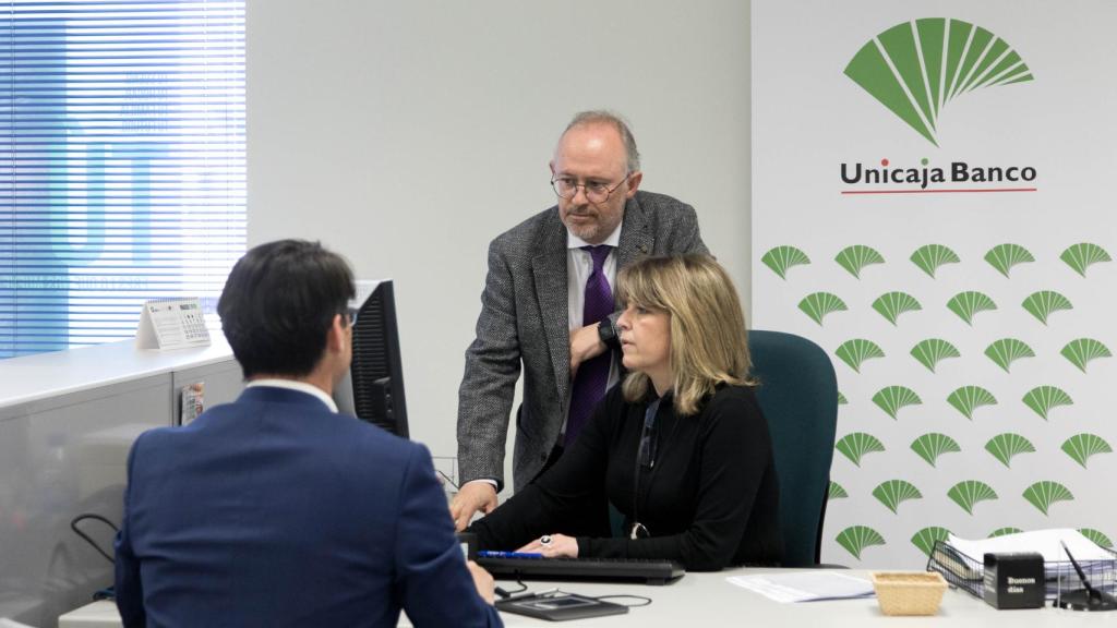 Imagen del interior de una oficina de Unicaja Banco