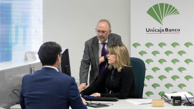 Imagen del interior de una oficina de Unicaja Banco