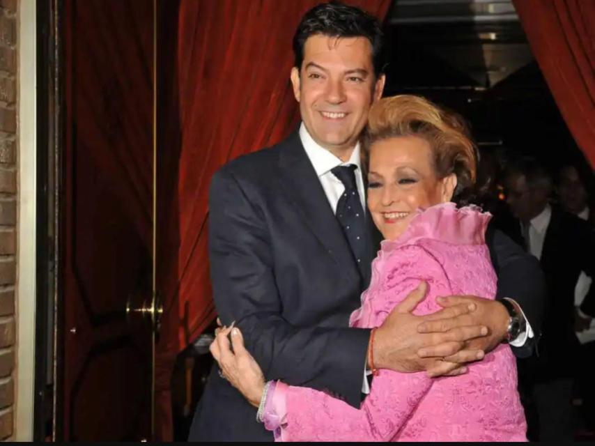 Carmen Sevilla junto a su hijo, Augusto Algueró, en un acto público.