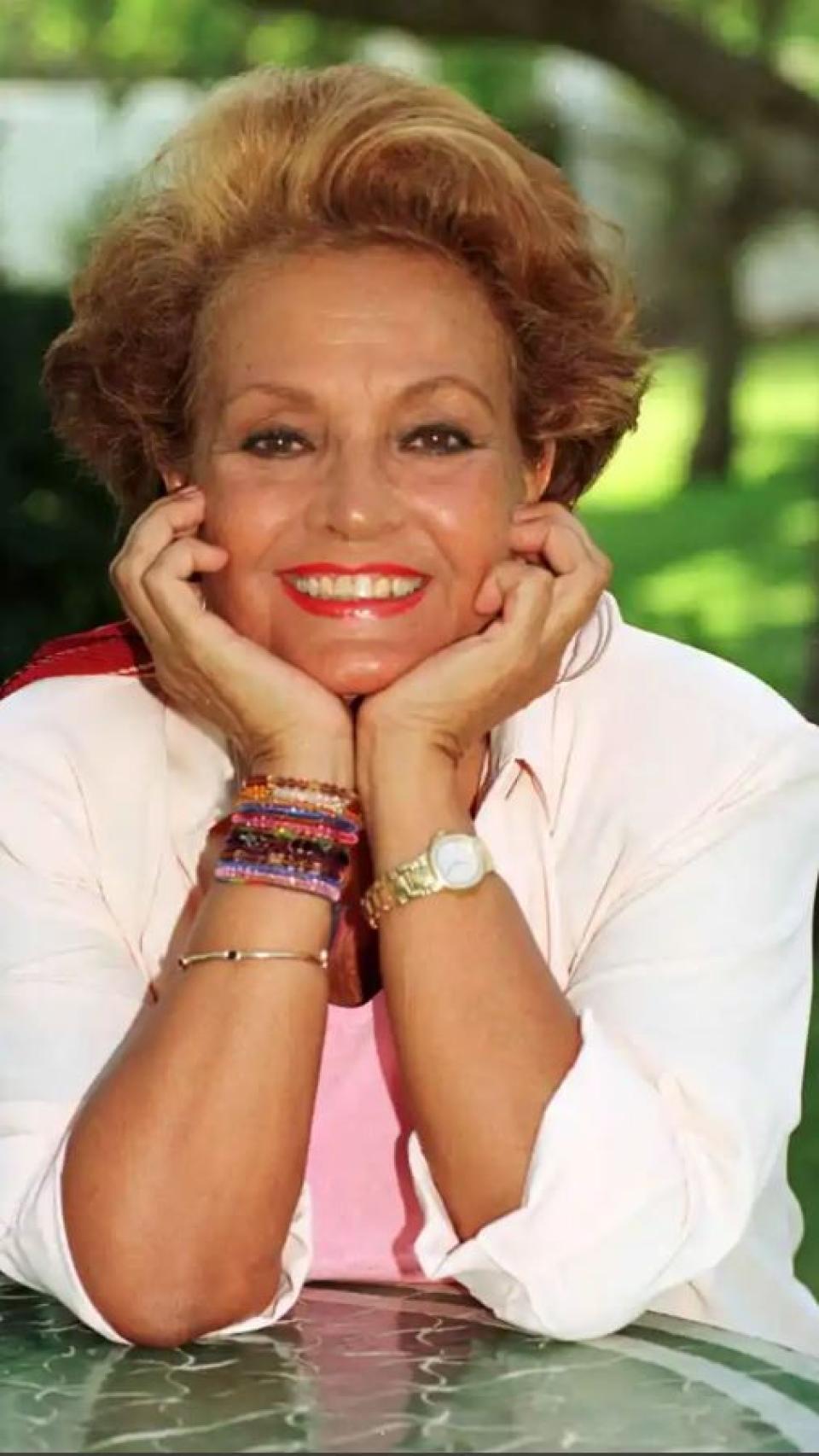 Carmen Sevilla posando ante la cámara.