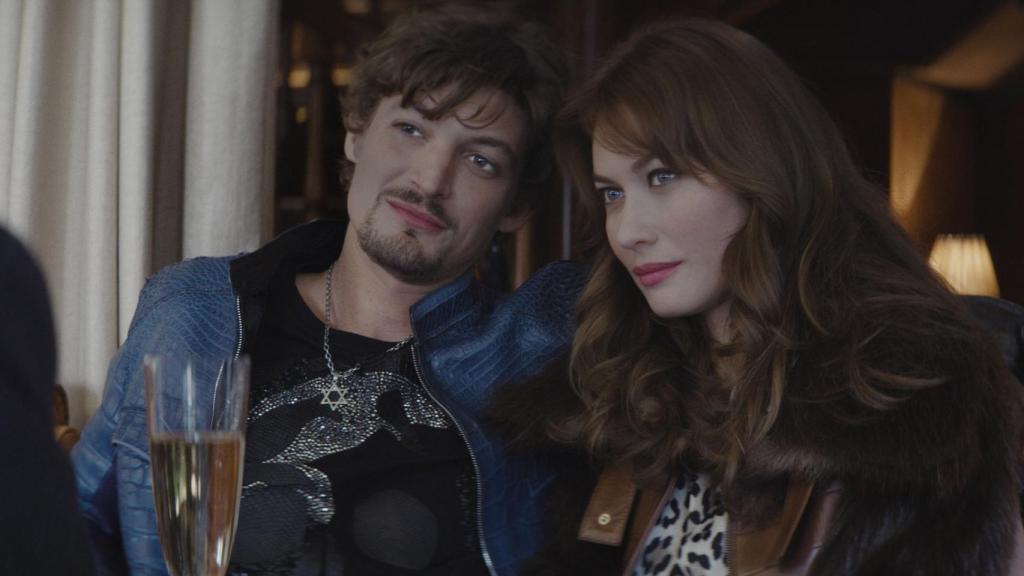 Niels Schneider y Olga Kurylenko en 'D'argent et de sang' de Xavier Giannoli.