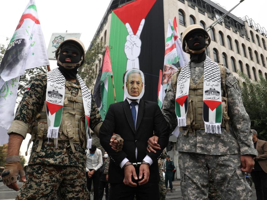Members of the Basij paramilitary force simulate the arrest of Netanyahu in Tehran.