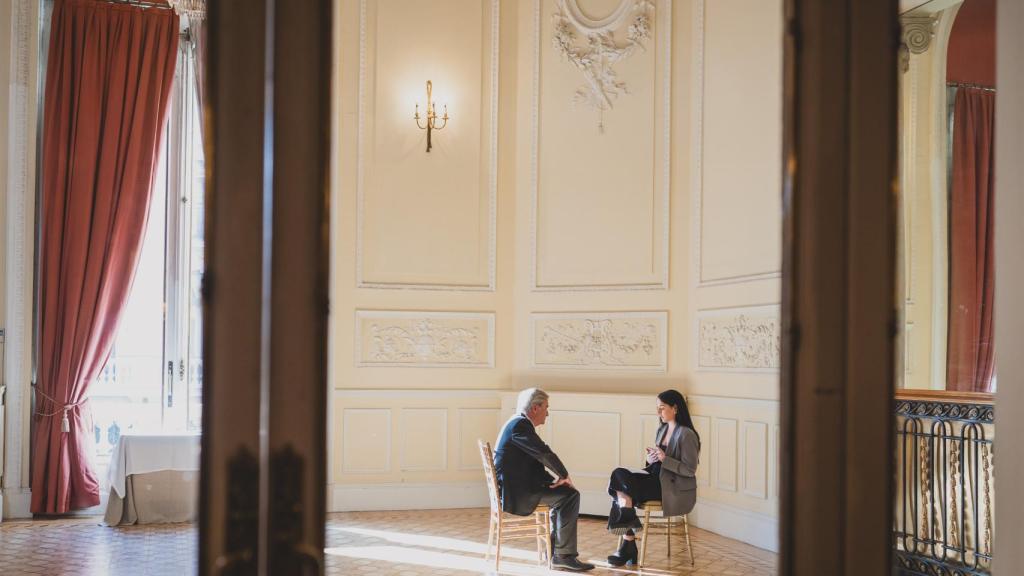 Carlos Sainz durante su entrevista para ENCLAVE ODS en el Casino de Madrid.