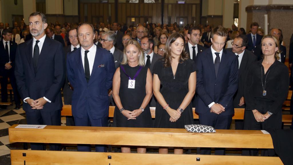 Victoria de Hohenlole, cuarta a la izquierda en un acto junto a Felipe VI.
