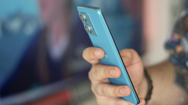 Móvil Android en mano