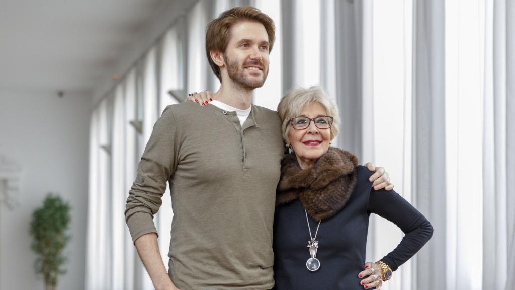 Manuel Martínez Velasco junto a su madre en Valladolid, en marzo de 2018.