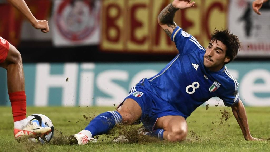 Sandro Tonali, durante un partido con la selección italiana.