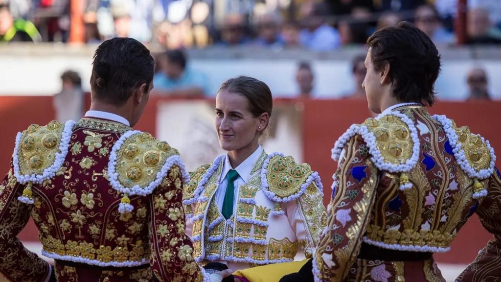 La torero Rocío Romero junto a Roca Rey y Manzanares el día de su alternativa.