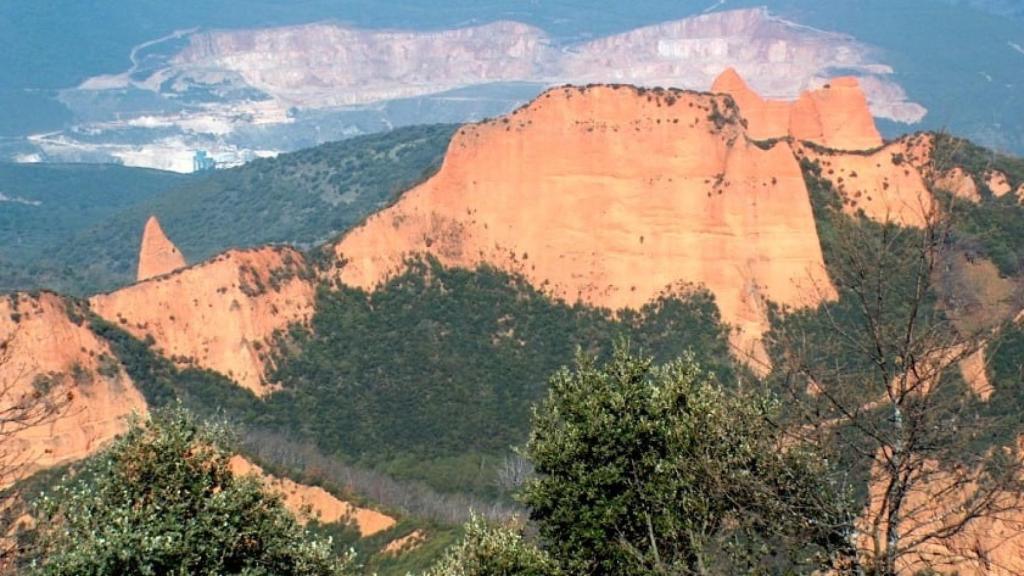 Patrimonio de la Humanidad de Las Médulas con cantera al fondo