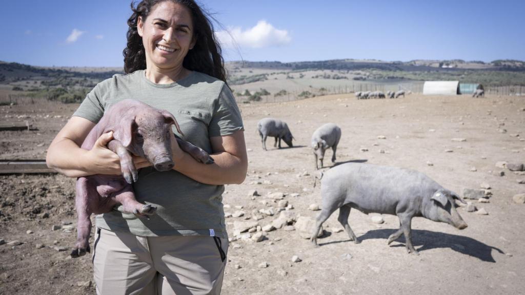 La ganadera y veterinaria, con uno de los lechones nacidos en hace unas semanas.