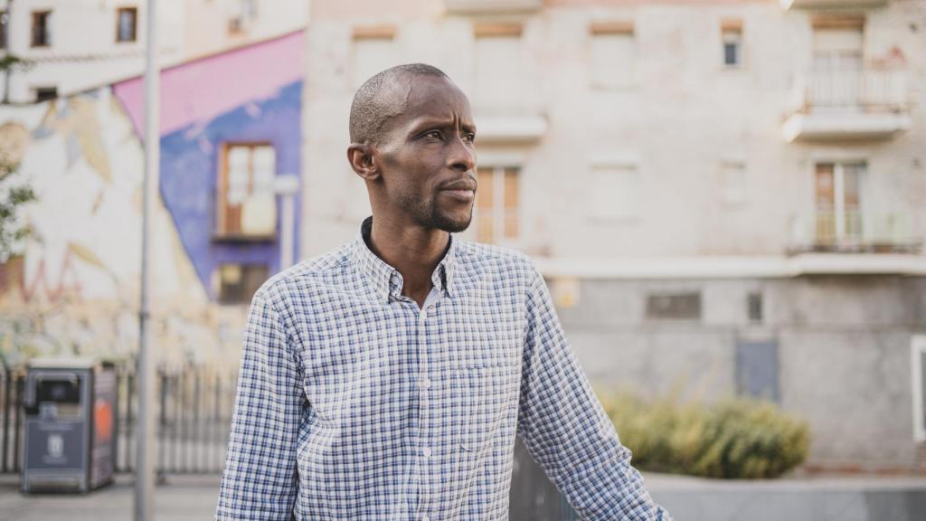 Serigne Mbayé en la plaza Nelson Mandela de Lavapiés