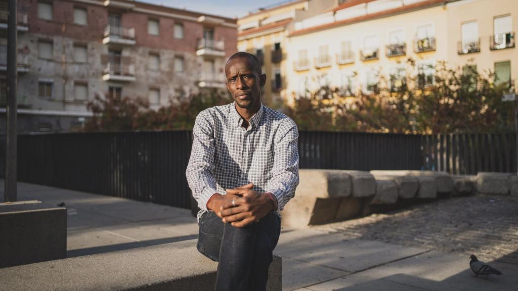 Serigne Mbayé en la plaza Nelson Mandela de Lavapiés