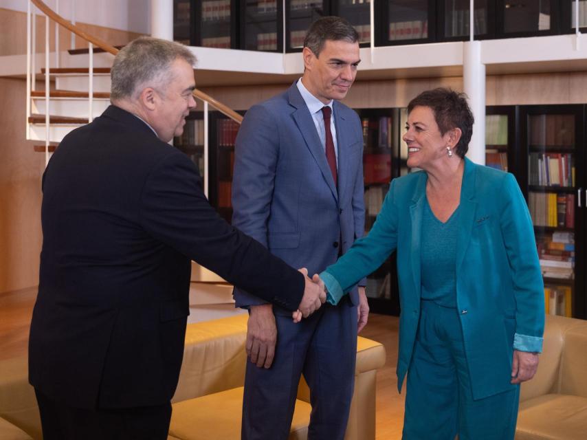 Mertxe Aizpurua saluda a Santos Cerdán, secretario de Organización del PSOE, en presencia del presidente del Gobierno, Pedro Sánchez, en el Congreso de los Diputados.