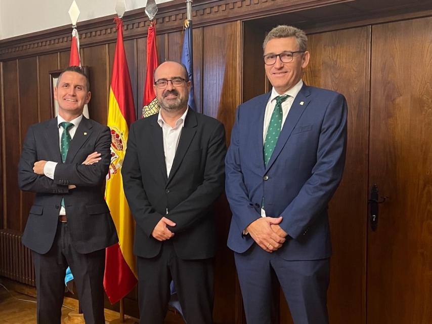 De izqda. a dcha: Miguel Ángel Iglesias, dtor. oficina de Ponferrada; Marco A. Morala, alcalde de Ponferrada;  y Victor Manuel Martín, dtor. gral. de Eurocaja Rural