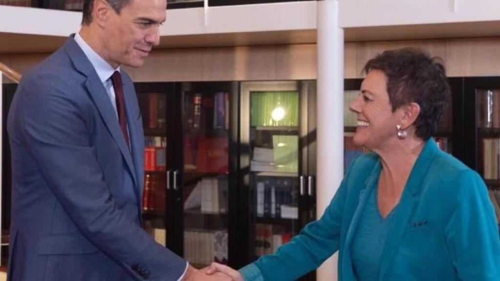 Sánchez se reúne por primera vez con la portavoz de EH Bildu, el pasado viernes en el Congreso de los Diputados.