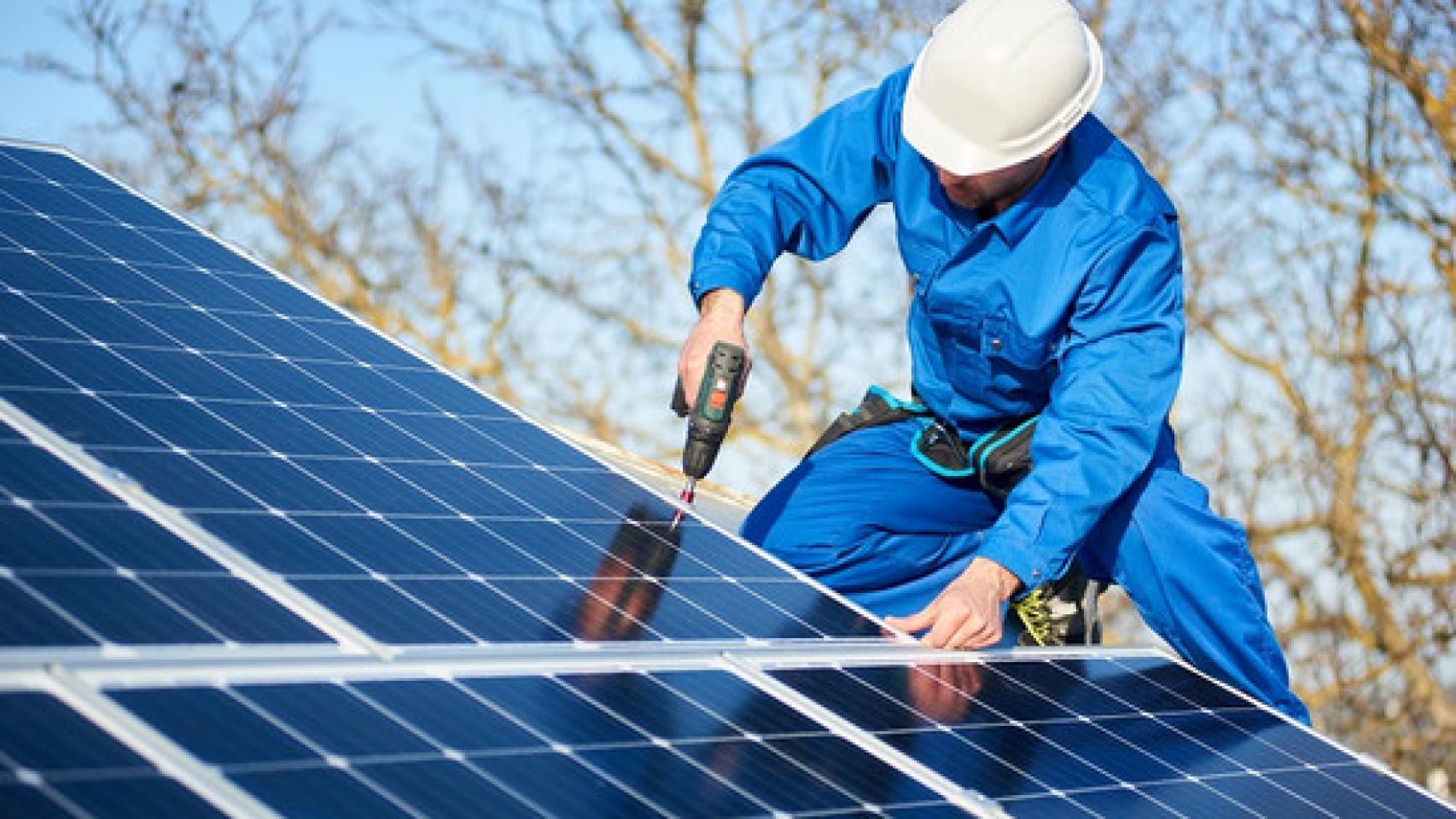 Instalación de paneles solares sobre un tejado.