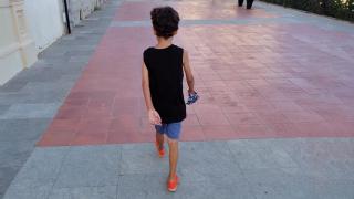 Ian tiene nueve años, pero su peso y estatura son propios de un niño de cinco años.