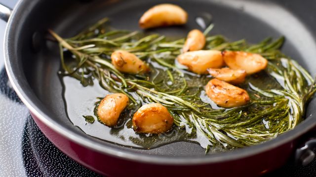 Este es el alimento que tienes que comer si quieres eliminar el olor a ajo de tu aliento, según la ciencia.